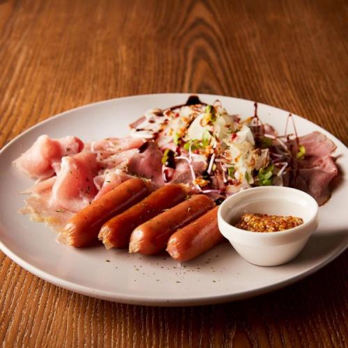 Hello ☺️ This is BISON Hon-Atsugi store‼️

Our menu has changed since August, and we are now a casual Italian restaurant!
We will be introducing new menu items one by one, so please check out our posts!

Today we're introducing the final dish in our appetizer series!

"Appetizer platter of 3 kinds of meat: ¥1,280"

This meat appetizer plate includes our popular low-temperature cooked roast beef, freshly shaved prosciutto, and tender sausages 🍖❣️If you can't eat a hearty meal, but still want to eat some meat while you're there 🤔This is a meat dish that we highly recommend for people like you! Please give it a try.

We look forward to your visit!

#Honatsugi #bison #izakaya #HonatsugiStation
#Honatsugi Izakaya #Honatsugi Station Gourmet
#Weekend lunch #Weekend lunch drinks
#bisonhonatsugi #newmenu #groupuse
#Instagrammable #Casual Italian restaurant #Italian
