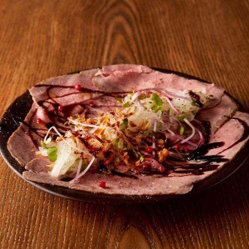 Hello 😚 This is BISON Hon-Atsugi store!! ️

Our menu has changed since August, and we are now a casual Italian restaurant!
We will be introducing new menu items one by one, so please check out our posts!

Today we'd like to introduce a dish from our appetizer series.🐂

"Low-temperature cooked roast beef: ¥1,380"

This is a dish that has been loved since before the menu change.The roast beef is served on a plate full of flavor and cooked at a low temperature for perfect seasoning! Please give it a try.

We look forward to your visit!

#Honatsugi #bison #izakaya #HonatsugiStation
#Honatsugi Izakaya #Honatsugi Station Gourmet
#Weekend lunch #Weekend lunch drinks
#bisonhonatsugi #newmenu #groupuse
#Instagrammable #Casual Italian restaurant #Italian
