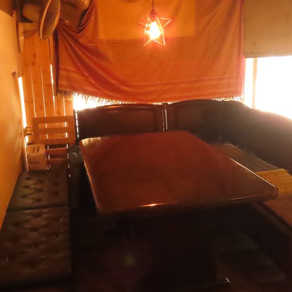 【子供連れのファミリーにもオススメ◎落ち着いた雰囲気の店内♪】お子様連れのファミリーでもご利用可能なお席をご用意しております♪複数人でお料理やお酒を楽しむ際にもおススメです♪※個室も完備ございますが天井が低くなっております。頭上には十分お気をつけくださいませ。