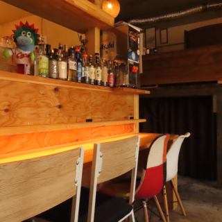 【会話を楽しむお席♪】カウンターでの醍醐味はお客様同士の楽しい会話♪楽しい雰囲気で会話に花が咲くこと間違いなし◎