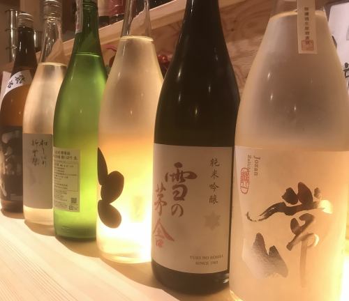 店主地元の広島や各種道外の地酒を入れ替わりでご用意！