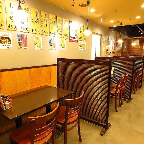 木の温もりも感じられるテーブル席を多数ご用意◎友人や家族とのお食事、サクッと飲みたい時など、少人数でのご利用にもぴったりです！落ち着いた照明のもと、自慢のもつ鍋ややきとんを囲んで、ゆったりとお過ごしください。仕事帰りの一杯にも最適◎