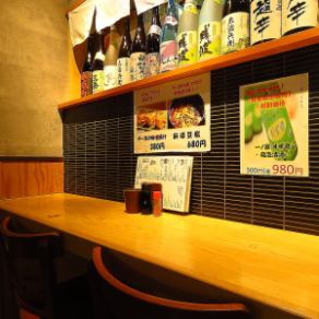 お一人様やサクッと飲みたい方に人気のカウンター席もご用意しております。お仕事帰りの一杯や、ちょい飲みにもぴったり。気軽に立ち寄れる居心地の良い空間で、思い思いの時間をお過ごしください。