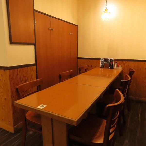 木の温もりも感じられるテーブル席を多数ご用意◎友人や家族とのお食事、サクッと飲みたい時など、少人数でのご利用にもぴったりです！落ち着いた照明のもと、自慢のもつ鍋ややきとんを囲んで、ゆったりとお過ごしください。仕事帰りの一杯にも最適◎