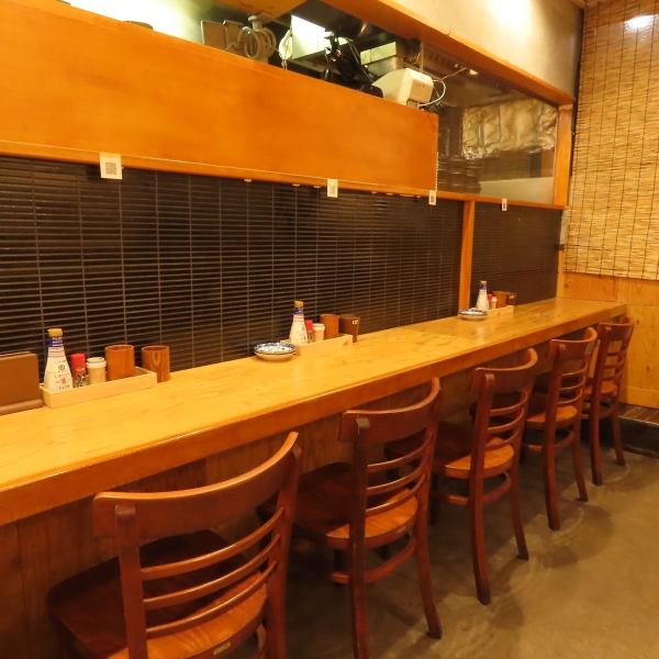 お一人様やカップルでのご利用に最適なカウンター席もご用意しています♪◎サクッと飲みたい時や、気の置けない方と語り合いたい時にぴったり。お気軽にお立ち寄りください！