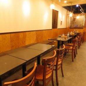 店内にはテーブル席を多数ご用意しております。レイアウトは自由に変更可能ですので、人数やご利用シーンに合わせて柔軟に対応いたします。各種ご宴会に最適な空間で、少人数のお食事から中規模の宴会まで幅広くご利用いただけます。料理を囲みながら、気の合う仲間と楽しいひとときをお過ごしください！