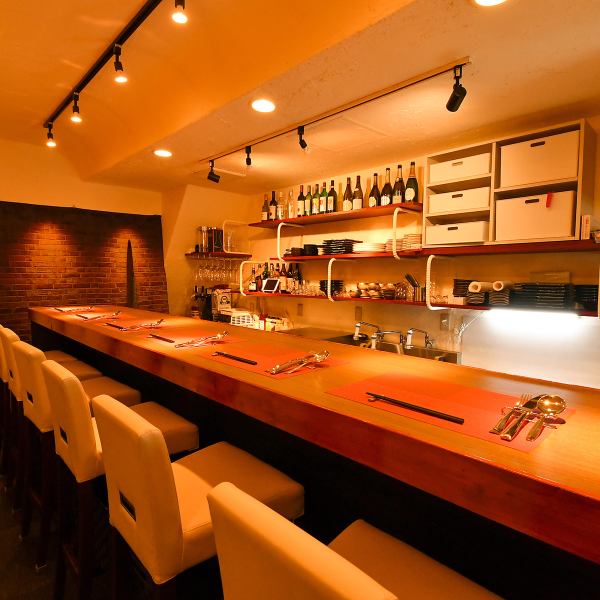 [Enjoy duck dishes at the counter ♪] The stylish interior is based on white and red, and the restaurant has a cozy atmosphere with 8 seats at the counter. I will produce the.Recommended for dates and drinking parties for 2 to 3 people ◎
