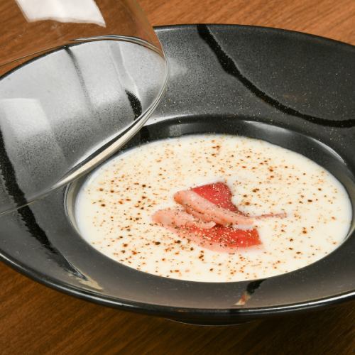 [Brings out the flavor of the ingredients ☆] ``Smoked white onion potage with Iwate raw ham''◆
