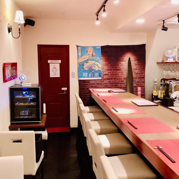 【カウンターで鴨料理を堪能♪】白と赤を基調としたお洒落な内装で、カウンター8席のアットホームな雰囲気のお店です♪ジャズやボサノバ、クラシックなど、会話の邪魔にならない音楽がさらに心地よさを演出いたします。デートや、2～3人での飲み会にもおすすめです◎ ごゆっくりお楽しみください