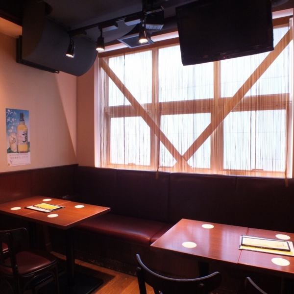 Recommended for the girls' party table seat ☆ The table seat of the calm space in the back of the store is perfect for enjoying meals and conversation ♪ Please use with friends and the company person by all means.