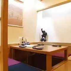 【少人数掘りごたつ】4名様までの少人数でご利用いただける個室もございます。卒業・入学などお子様のお祝いはもちろん、定年退職などおめでたい席にご家族水入らずでゆったりとお過ごしください。