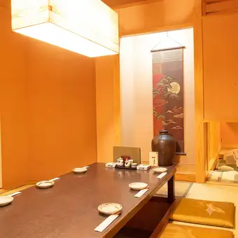 【お座敷個室 / 10名様×2】家族みんなで集まれる、周りを気にせず過ごせる空間。お座敷個室は、お子様連れのお食事にも嬉しい設え。ご家族だけで気兼ねなく過ごせるため、普段のお食事からお祝いの席まで幅広くご利用いただけます。家族そろって食事を囲む、和やかなひとときを。