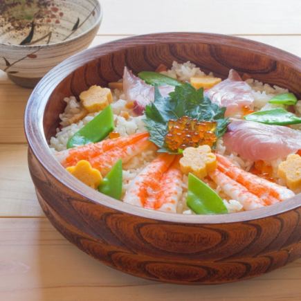 “红米海鲜散寿司套餐（高级）+无限量关东煮和无限量饮料” 7道菜，共4000日元（含税）