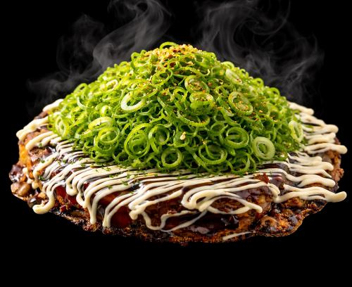 山盛りねぎすじのお好み焼き