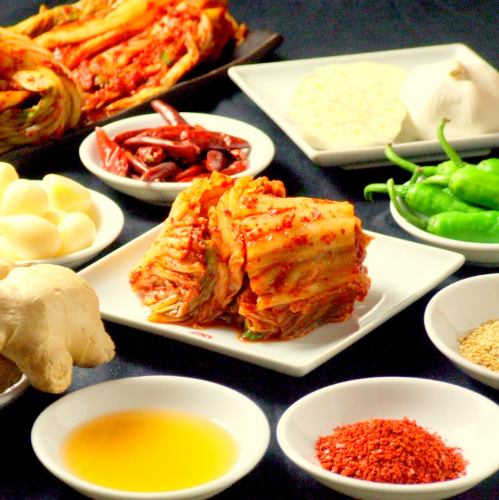 Kakuteki, oi kimchi, Chinese cabbage kimchi, assortment