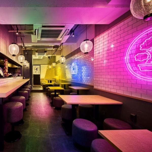 [Cute interior with shining neon] The interior with shining neon is stylish and has a cute retro atmosphere.If you take a picture with colorful bottles of sour and dishes that are particular about the appearance and taste, it will surely look great on Instagram!