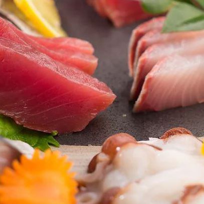 “当地美食[品尝]套餐”包含7道菜，包括3种新鲜刺身和炭烤宫崎鸡，以及90分钟无限畅饮，价格为5000日元。