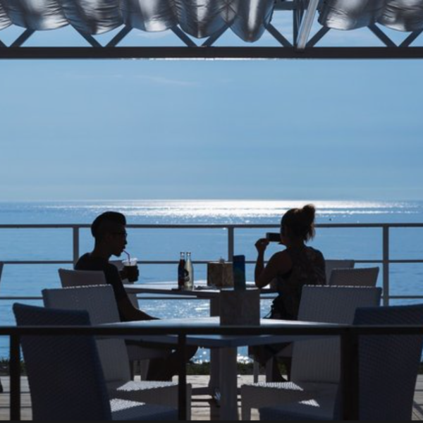 7月16日リニューアルオープン！目の前に広がる淡路の播磨湾を眺められるオーシャンビューのウッドデッキ全長100mを超える広いウッドデッキに、ゆったりと配置されたテーブル席やソファー席でお食事やビール、オリジナルドリンクをお愉しみ頂けます♪デート・女子会におすすめ♪