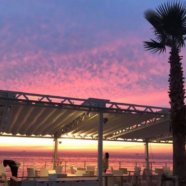 日本の夕陽百選に選ばれた播磨湾で夕陽で赤く染まる海、季節や時間で変わる景色をお楽しみください。デートや女子会・記念日・誕生日・宴会・家族連れなど様々なシーンでご利用頂けます！