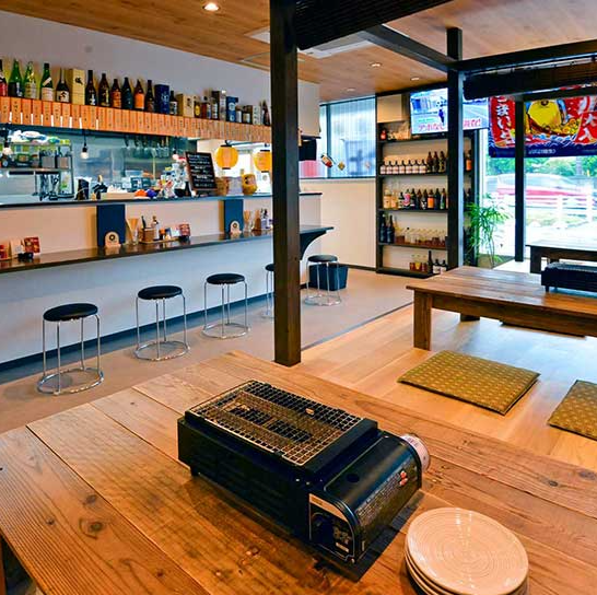 【小上がり席】開放感あふれる明るい店内で、カウンター席とテーブル席を完備。新鮮な魚介を楽しみながら、和やかな雰囲気の中でお酒を味わえます。友人との集まりや、家族での食事にも最適な空間です。