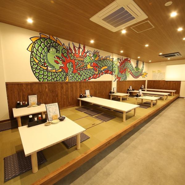 店内は和の雰囲気を大切にした落ち着いた空間で、広々としたレイアウトが特徴です。駅チカの立地でアクセスも抜群♪宴会やお一人様利用など、幅広いシーンに対応できる柔軟さが魅力★貸切や宴会にも対応し、快適な時間を過ごせるよう心配りをしています◎