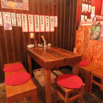 There are two types of table seats, a table for 4 people and a table for 2 people ♪