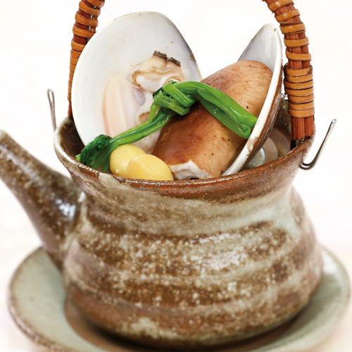 Steamed clams and shiitake mushrooms in a clay pot