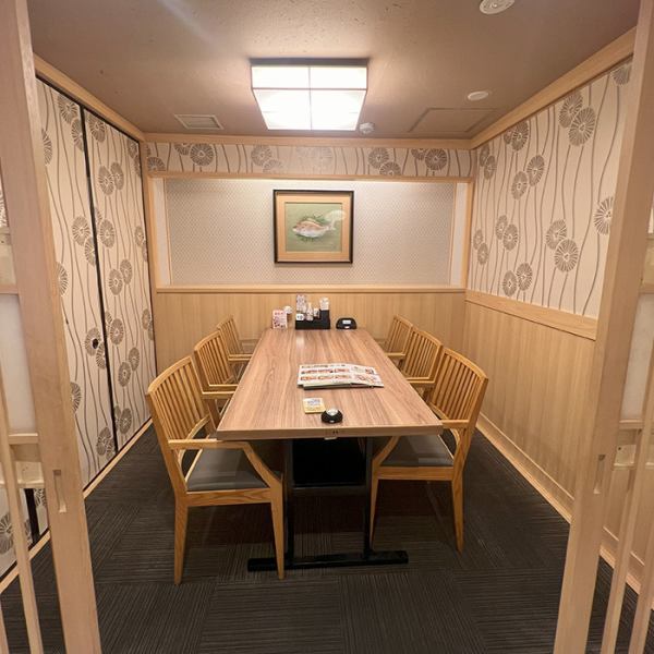 【大阪・高槻の和食と寿司の隠れ家】　職人技が光る寿司と四季折々の懐石料理を、洗練された空間でゆっくりとご堪能いただけます。広々とした個室席もあり、大切なひとときを贅沢に演出。各種宴会にも対応いたします！