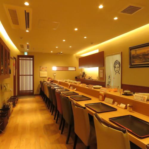 <p>落ち着いてお食事を楽しめる店内は、日常のランチから特別な日のディナーまで、どんなシーンでも心地よく過ごせるのが魅力です◎丁寧に作られたおばんざいや豊富な種類のお酒を、ゆったりとした時間の中で心ゆくまで味わってください♪お仕事帰りの一杯や、ご友人との会食など、美味しい料理と共に素敵な思い出を彩ります。</p>