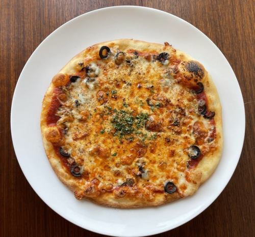 鳳尾魚和黑橄欖披薩
