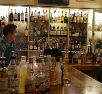 【3階バーカウンター】個室での各種宴会や二次会はもちろんお一人様でのご利用も◎美味しいお酒をゆっくりお楽しみいただくのもよし、みんなでワイワイもよし、幅広いシーンでご利用いただけます♪宴会後にバーでまったりしていかれるお客様もいらっしゃいます。飲み放題コースご注文でメニュー以外の銘柄もののお酒半額★