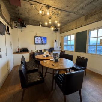 【 ２次会プラン 飲み放題付 】 名物のとろけるチーズピザとフライドポテトとスナック付き