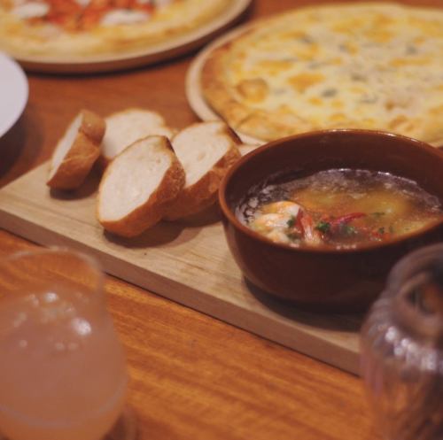 美味しい食事を囲みながら