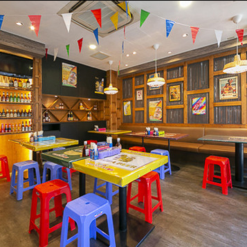 JR神田駅東口、地下鉄神田駅JR口から徒歩約30秒と、アクセス抜群の立地です◎会社帰りのサク飲みや、各種宴会、女子会、ランチ利用にもぴったりで、気軽に立ち寄れるのが魅力です♪タイから直輸入した調味料を使った本格的なタイ料理とタイで親しまれているドリンクと共に、賑やかで楽しいひとときをお過ごしいただけます。