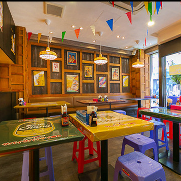 店内はまるでタイのお祭りのよう!カラフルでポップなテーブルや椅子が目を引き、活気あふれる空間を演出しています。タイ出身のシェフが作る本格タイ理と共に、異国情緒あふれる雰囲気の中で、まるでタイに旅行に来たかのような気分を存分に味わっていただけますよ。ご友人やご家族とのお食事や女子会にも最適です。