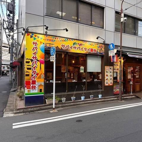 店内には大きな窓の前にカウンター席を完備しています。ランチタイムには太陽の光がたっぷりと差し込み、明るく開放的な雰囲気でランチを楽しめます。夜には落ち着いた大人の空間へと変わり、時間を忘れてゆったりとお食事やお酒を味わうことができるので、様々なシーンでご利用いただけます◎デートにもおすすめですよ!