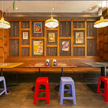 【ソファー席】ゆったりとくつろぎたい方には、片側がソファーになっている広々としたお席がおすすめです◎リラックスして食事を楽しみたい時に最適。本格タイ料理を心ゆくまでご堪能ください♪