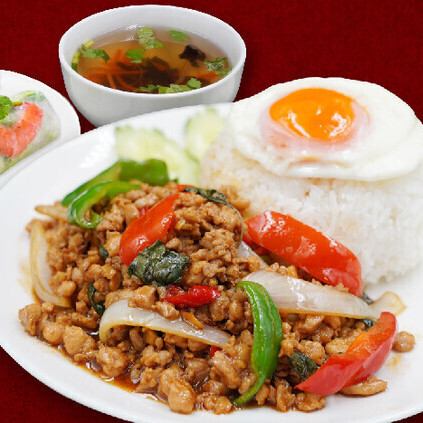 驚きの均一価格!990円(税込)で本格タイ料理ランチ!