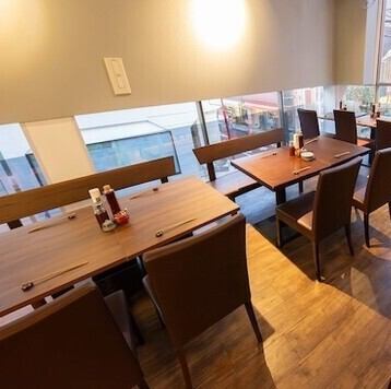 ゆったりとお食事ができるテーブル席を22席ご用意。自然光が差し込む落ち着いた雰囲気の空間で、友人とのランチや家族でのディナー、グループでの宴会など、様々なシーンでご利用いただけます。こだわりのとんかつやコース料理を囲んで、和やかなひとときをお過ごしくださいませ。