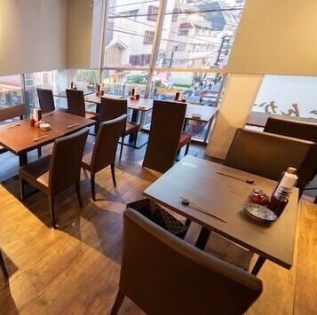 自然光が優しく差し込む明るく落ち着いた雰囲気が魅力のとんかつ居酒屋。店内は清潔感があり、ゆったりとした時間が流れています。お一人様でも気兼ねなく過ごせるカウンター席と、グループ利用に便利なテーブル席を完備。ランチからディナー、宴会まで幅広いシーンに対応可能です◎