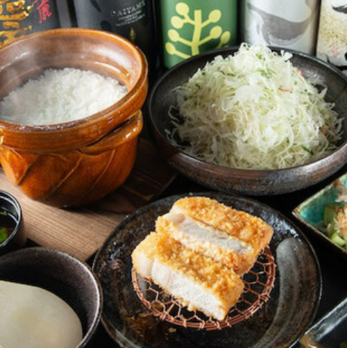 ランチ、ディナーともに当店看板のとんかつをぜひ！