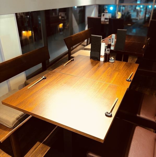 ゆったりとお食事ができるテーブル席を22席ご用意。自然光が差し込む落ち着いた雰囲気の空間で、友人とのランチや家族でのディナー、グループでの宴会など、様々なシーンでご利用いただけます。こだわりのとんかつやコース料理を囲んで、和やかなひとときをお過ごしくださいませ。