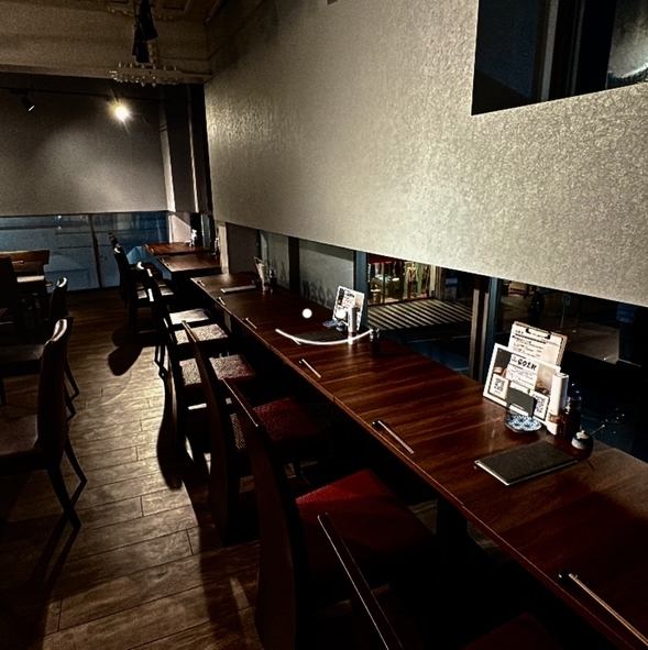 お一人様でも気軽にお立ち寄りいただけるよう、カウンター席を10席設けております。お席は窓に面しているので、外の景色を眺めながらお過ごしいただけます。自然光が差し込むランチタイムはもちろん、お仕事帰りの一杯や、お一人でゆっくりと食事を楽しみたい夜にも最適です◎