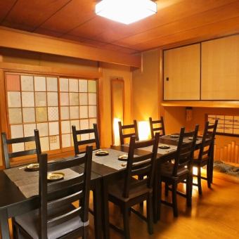 还提供可容纳2至8人的私人房间。您可以在室内感受到日本的氛围，例如琉球榻榻米和桌子旁的壁炉。因为它是完全私人的房间，所以即使在家庭，约会，与朋友聚会等强调私密的场景中，您也可以花一些时间而不必担心周围的眼睛和噪音。
