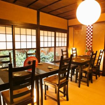【For 2 to 24 people】 Our shop is built with a table on the tatami mat, so that older people can relax relaxedly.It is comfortable for banquets and entertainment etc. where there are plenty of opportunities to sip drinks because it is easy to stay.There is also a large window, and it is one of the charms that you can spend your time watching the pride of the garden.Please use it in a wide range of scenes including welcome reception and law.