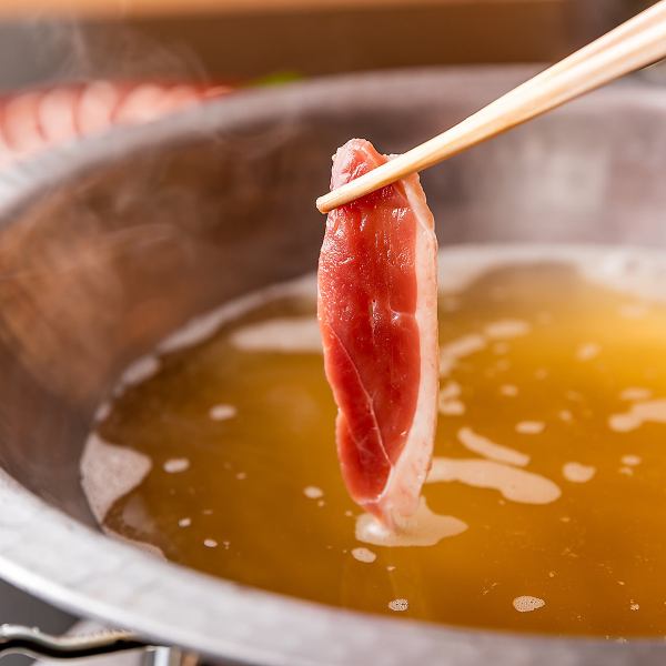Always provide Mikamoan's best soup stock to customers! [Mikamoan's 2 major specialties: Kamonabe] Duck shabu-shabu/Duck suki shabu - Mikamoan style