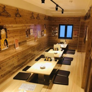 The tatami room can be used by a small number of people, and it is also possible to have a banquet for about 30 people!