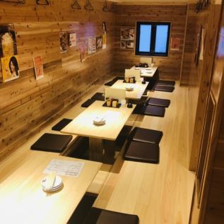 It is a tatami room type seat where you can take off your shoes and relax.