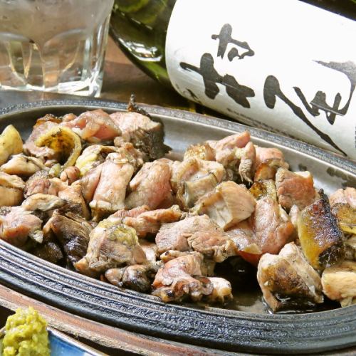 炭烤大腿肉（盐/蒜） 源自长崎自鸟屋道场的炭烤大腿肉！！请享受正宗的味道。