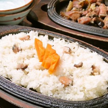 ←After eating the charcoal-grilled thighs, add rice!The delicious ``andomeshi'' mixed with the leftover meat juices is a must-try!